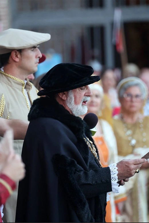 Se presentaba como una novedad este año, y no ha dejado indiferente a nadie. En la tarde de este viernes, Medina del Campo volvía a ser testigo de una nueva recreación histórica enmarcada en la Feria de Imperiales y Comuneros que ha colmado de ... historia y tradición el centro neurálgico de la localidad.